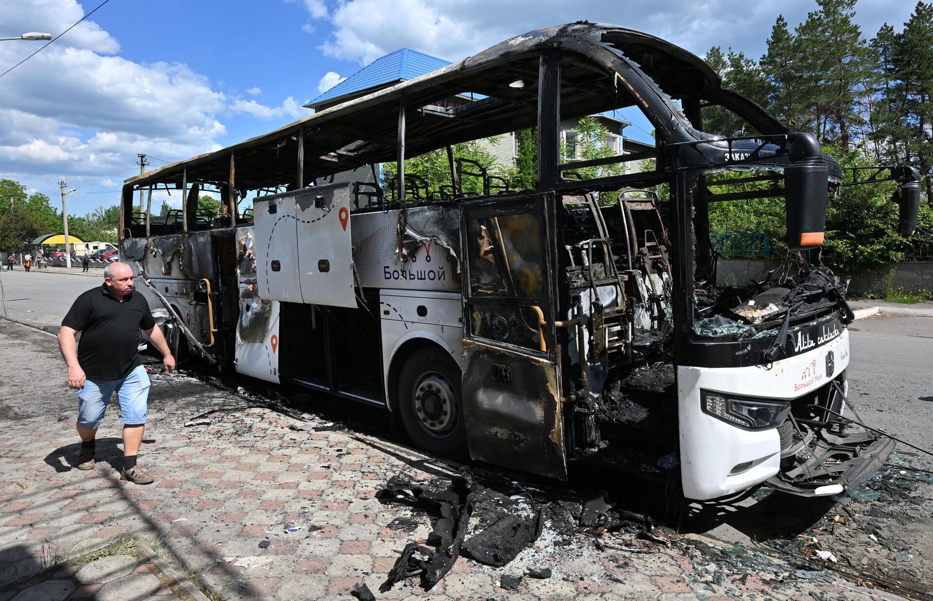 Последствия беспилотной атаки со стороны ВСУ на автобус в ДНР - РИА Новости, 1920, 07.06.2026