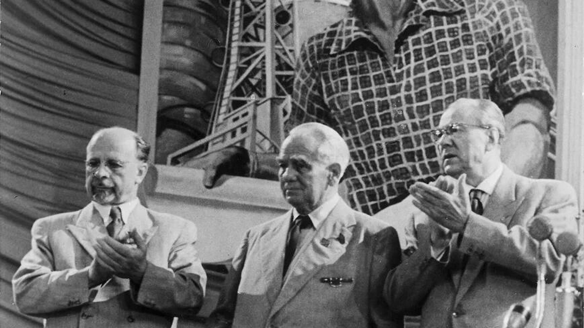 Руководители ГДР: первый секретарь ЦК СЕПГ Вальтер Ульбрихт, президент ГДР Вильгельм Пик, Председатель Совета Министров ГДР Отто Гротеволь. Восточный Берлин, 1958 год Руководители ГДР: первый секретарь ЦК СЕПГ Вальтер Ульбрихт, президент ГДР Вильгельм Пик, Председатель Совета Министров ГДР Отто Гротеволь. Восточный Берлин, 1958 год - РИА Новости, 1920, 04.06.2026