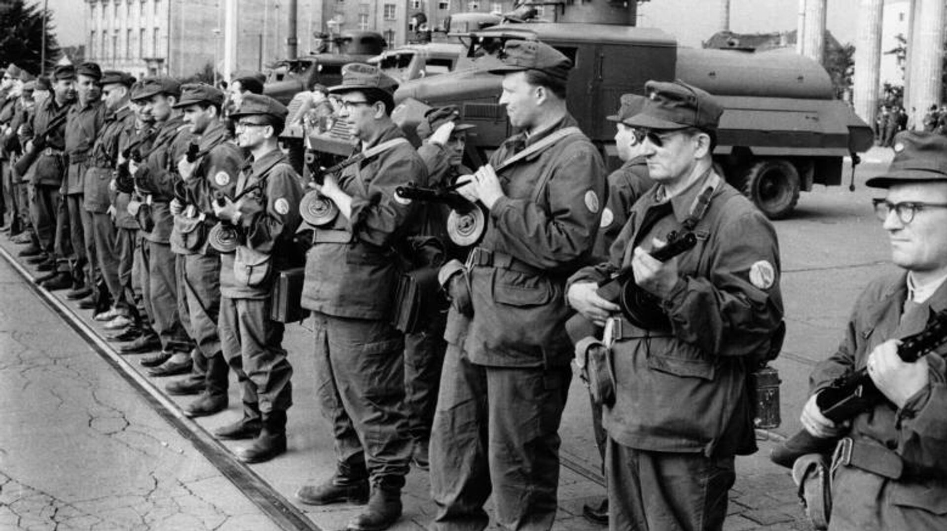 Боевая группа рабочего класса. Восточный Берлин, 1961 год. Добровольное формирование под контролем СЕПГ и полиции, созданное после событий июня 1953 года Боевая группа рабочего класса. Восточный Берлин, 1961 год. Добровольное формирование под контролем СЕПГ и полиции, созданное после событий июня 1953 года - РИА Новости, 1920, 04.06.2026