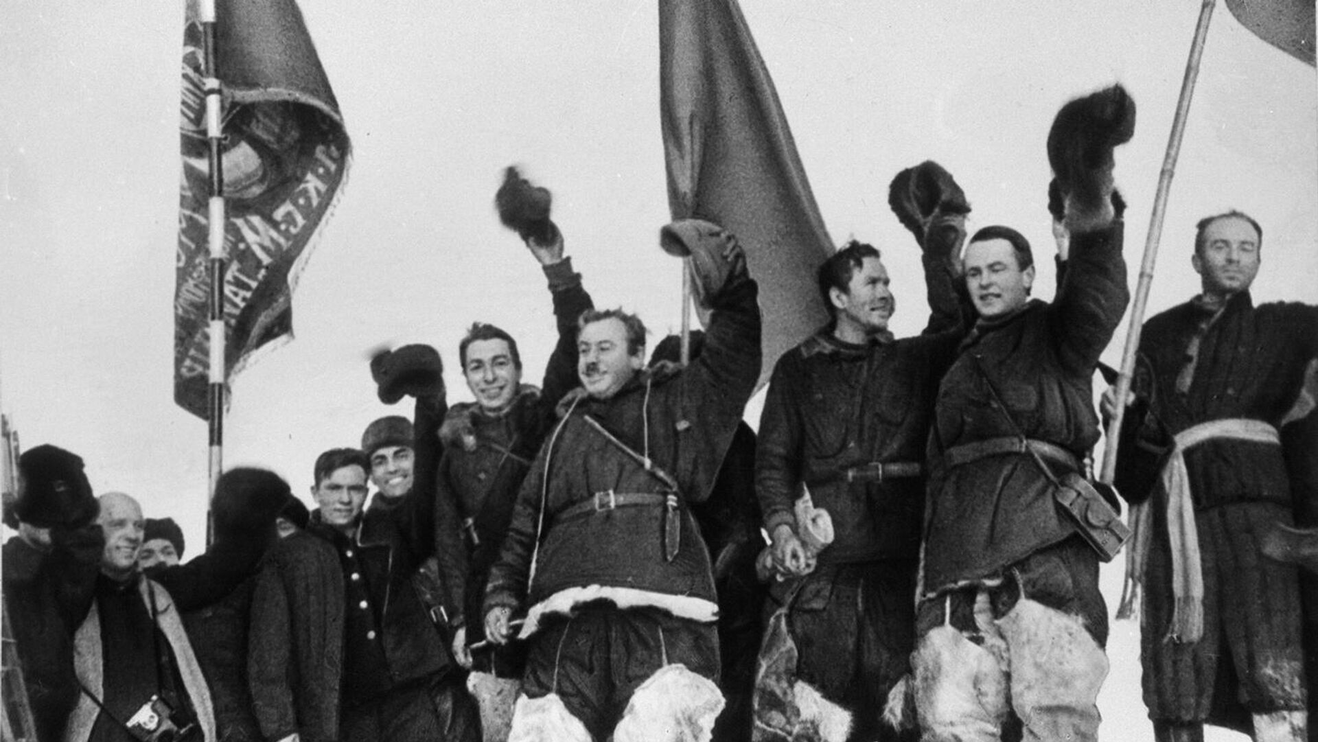 Экспедиция Северный полюс - 1: Иван Папанин (в центре), Евгений Фёдоров (слева), Эрнст Кренкель и Пётр Ширшов (справа). 19 февраля 1938 года Экспедиция Северный полюс - 1: Иван Папанин (в центре), Евгений Фёдоров (слева), Эрнст Кренкель и Пётр Ширшов (справа). 19 февраля 1938 года - РИА Новости, 1920, 08.06.2026