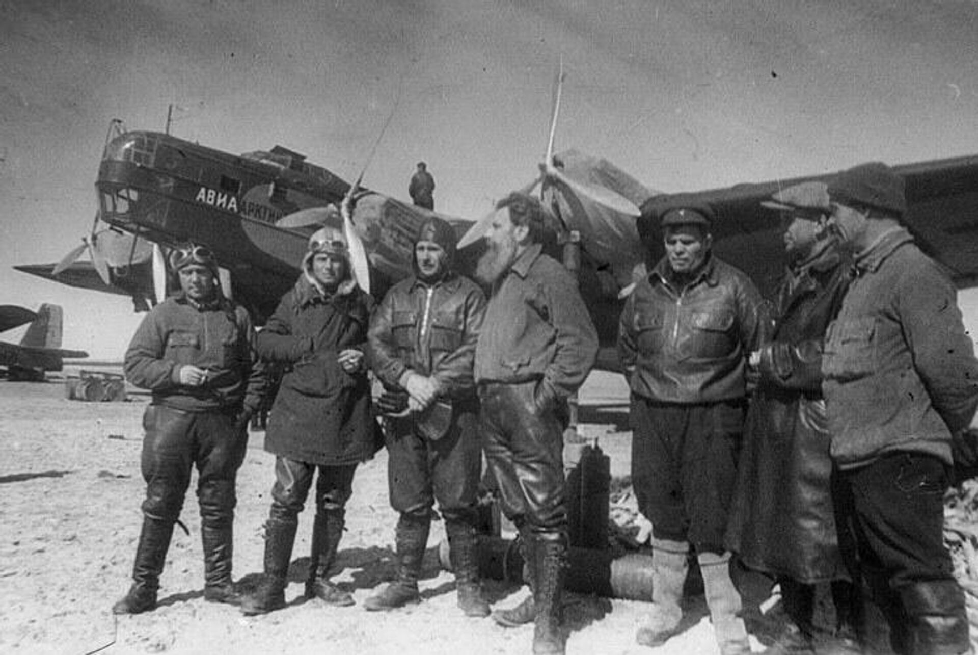 Отто Шмидт и лётчики, доставившие экспедицию СП-1 на Северный полюс Отто Шмидт и лётчики, доставившие экспедицию СП-1 на Северный полюс - РИА Новости, 1920, 05.06.2026