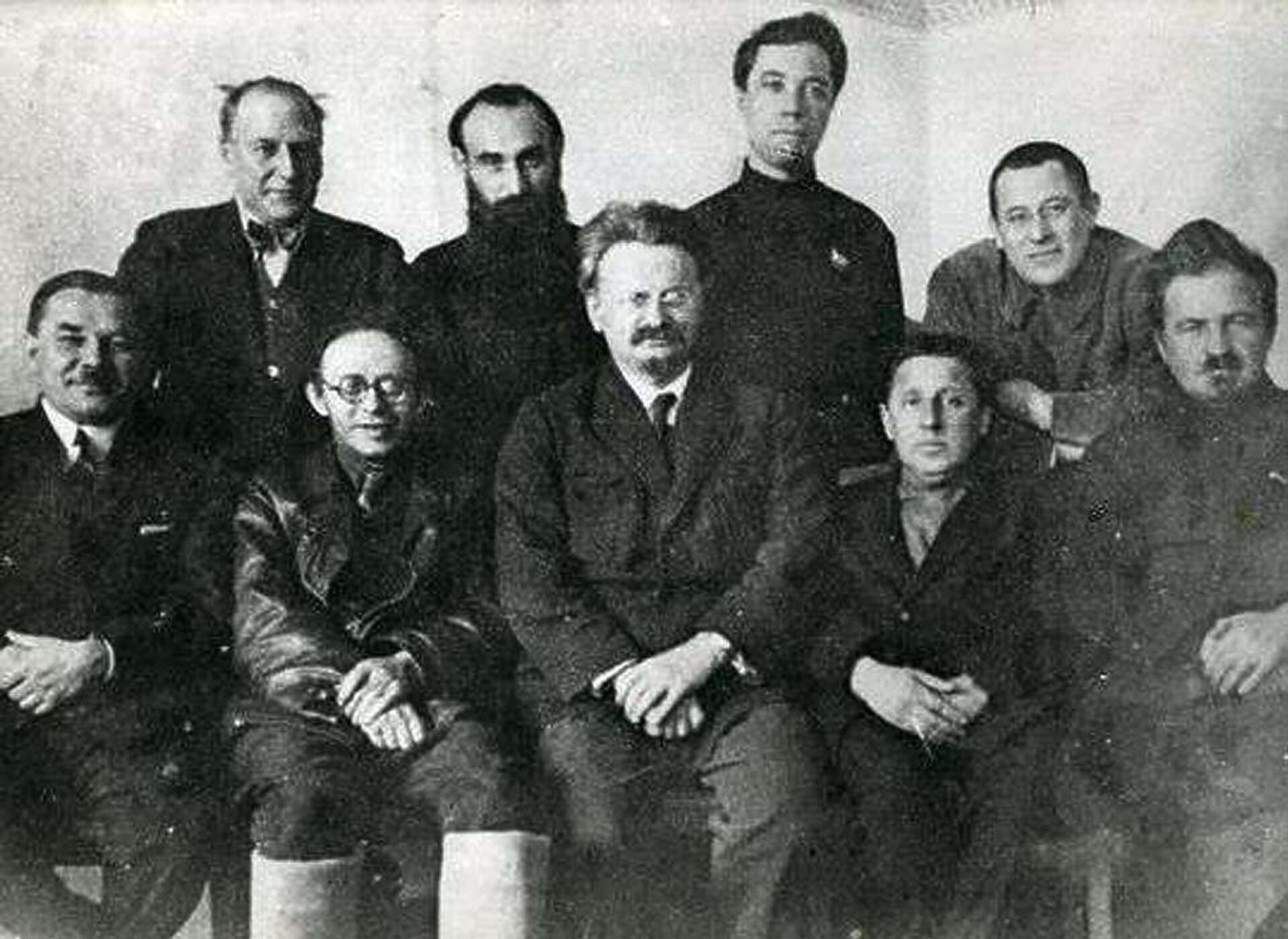 Лидеры Левой оппозиции в ВКП(б), включая Льва Троцкого и Карла Радека, 1927 год Лидеры Левой оппозиции в ВКП(б), включая Льва Троцкого и Карла Радека, 1927 год - РИА Новости, 1920, 05.06.2026