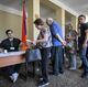 Избиратели получают бюллетени на избирательном участке в Ереване на парламентских выборах