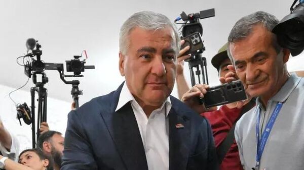 Предприниматель, лидер партии Сильная Армения Самвел Карапетян голосует на избирательном участке в Ереване на парламентских выборах