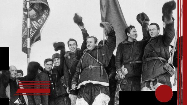 Экспедиция Северный полюс - 1: Иван Папанин (в центре), Евгений Фёдоров (слева), Эрнст Кренкель и Пётр Ширшов (справа). 19 февраля 1938 года Экспедиция Северный полюс - 1: Иван Папанин (в центре), Евгений Фёдоров (слева), Эрнст Кренкель и Пётр Ширшов (справа). 19 февраля 1938 года
