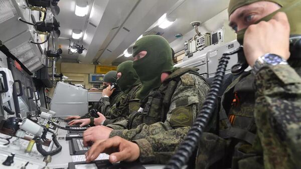 Военнослужащие в центре управления зенитным ракетным комплексом Бук-МЗ Вооруженных сил России Военнослужащие в центре управления зенитным ракетным комплексом Бук-МЗ Вооруженных сил России
