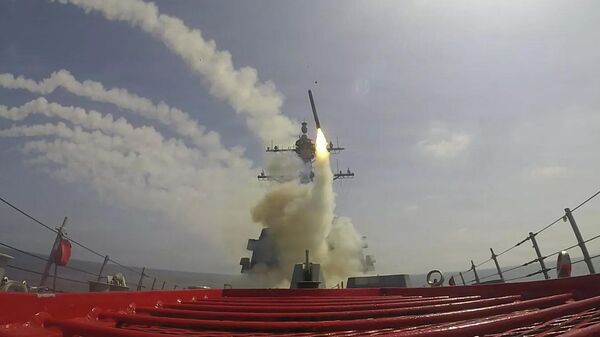 Пуск ракеты Tomahawk с борта эсминца ВМС США Frank E. Petersen Jr. во время операции Эпическая ярость