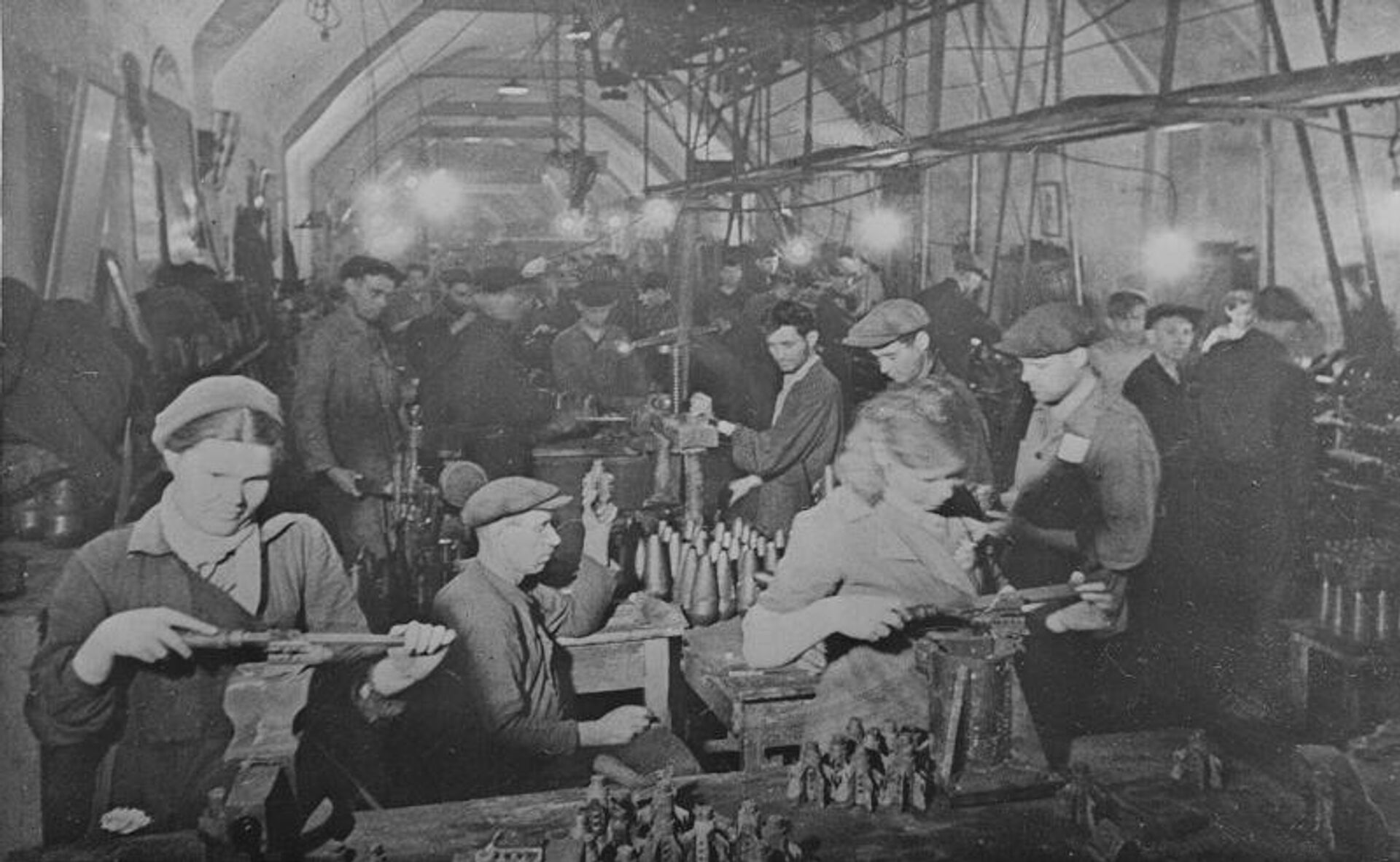 Цех Спецкомбината №1 в Севастополе, 1942 год Цех Спецкомбината №1 в Севастополе, 1942 год - РИА Новости, 1920, 11.06.2026
