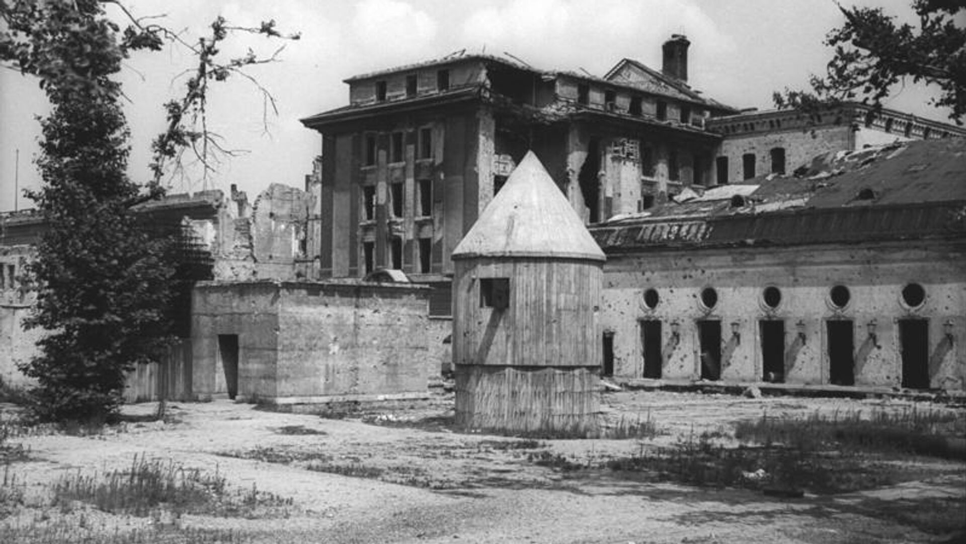 Вход в Фюрербункер, 1947 год Вход в Фюрербункер, 1947 год - РИА Новости, 1920, 22.06.2026