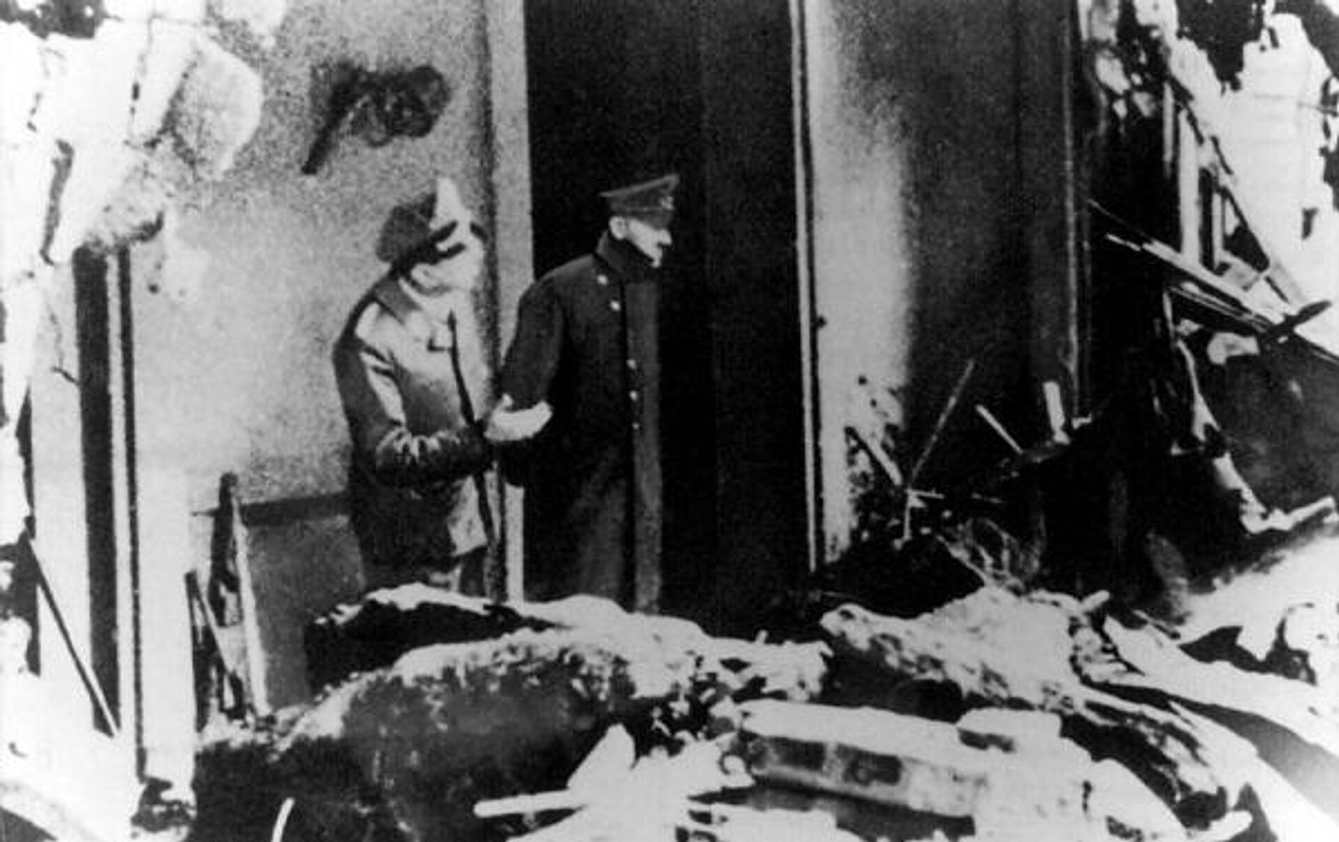Последнее фото. Гитлер и его адъютант Юлиус Шауб на развалинах Рейхсканцелярии, 30 апреля 1945 года Последнее фото. Гитлер и его адъютант Юлиус Шауб на развалинах Рейхсканцелярии, 30 апреля 1945 года - РИА Новости, 1920, 15.06.2026