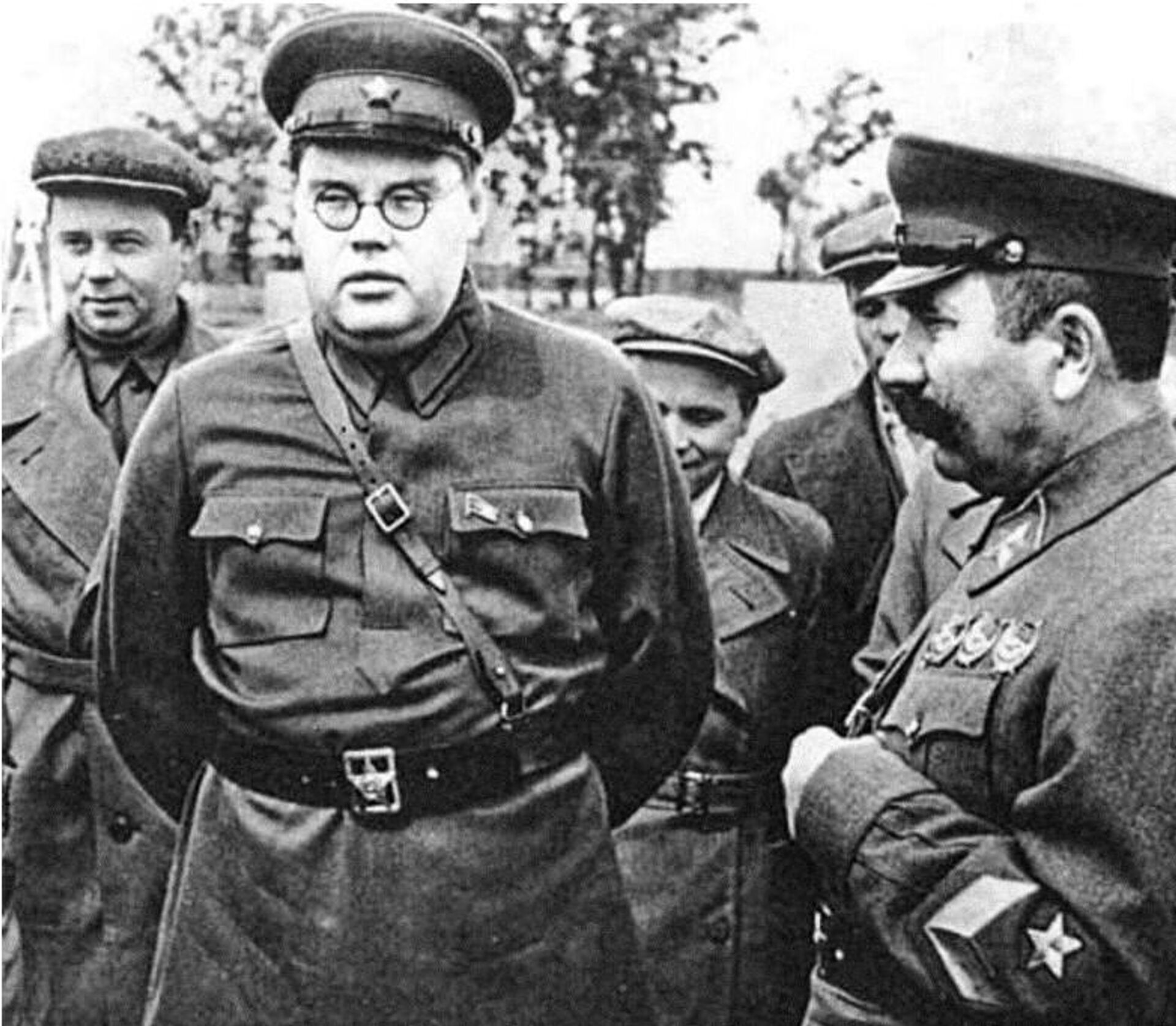 Глава Совинформбюро Александр Щербаков и маршал Семён Будённый на фронте, 1941 или 1942 год - РИА Новости, 1920, 21.06.2026