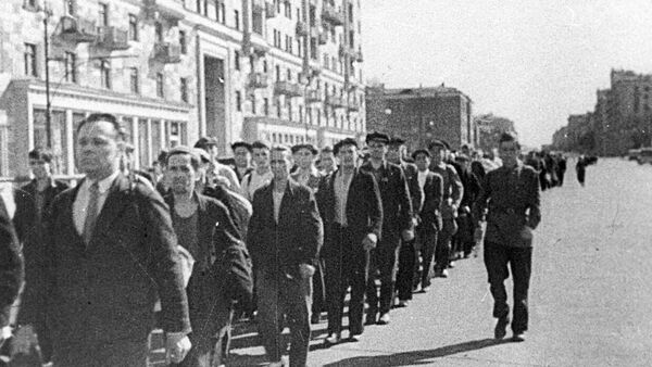Ополченцы на улице Горького (ныне Тверская улица), кадр из документального фильма Разгром немецких войск под Москвой производства Центральной студии кинохроники