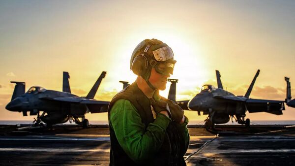 Американский военный на палубе авианосца USS Gerald R. Ford во время операции Эпическая ярость