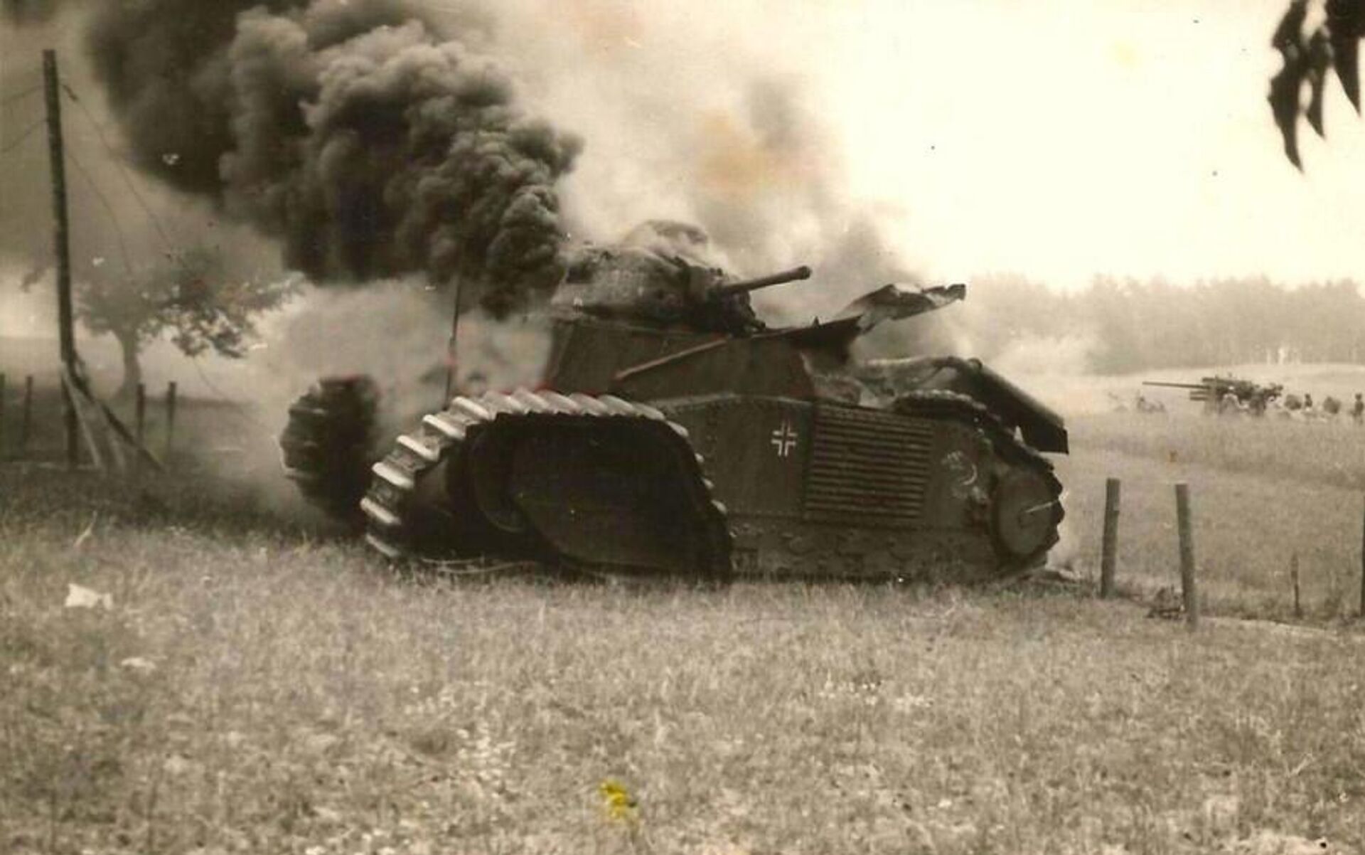 Немецкий (трофейный французский) огнеметный танк Pz.Kpfw.B2(F), подбитый и сгоревший при штурме Рава-Русского укрепрайона. На заднем плане 88 мм. зенитная пушка FlaK 41 - РИА Новости, 1920, 22.06.2026