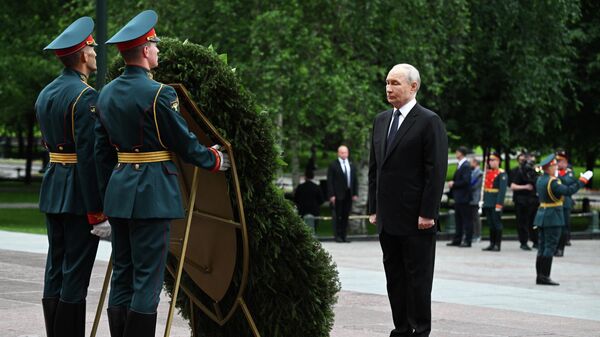 Возложение цветов к Могиле Неизвестного Солдата в Александровском саду в Москве