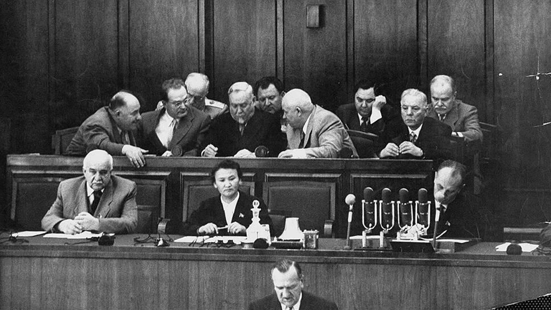 Президиум ЦК КПСС в июле 1956 года. Во втором и третьем ряду президиума: Семён Цвигун, Михаил Первухин, Георгий Жуков, Николай Булганин, Алексей Кириченко, Никита Хрущёв, Георгий Маленков, Климент Ворошилов, Вячеслав Молотов Президиум ЦК КПСС в июле 1956 года. Во втором и третьем ряду президиума: Семён Цвигун, Михаил Первухин, Георгий Жуков, Николай Булганин, Алексей Кириченко, Никита Хрущёв, Георгий Маленков, Климент Ворошилов, Вячеслав Молотов - РИА Новости, 1920, 23.06.2026
