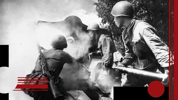 Расчёт советской 76-мм пушки ведёт огонь по противнику. Лето 1941 года