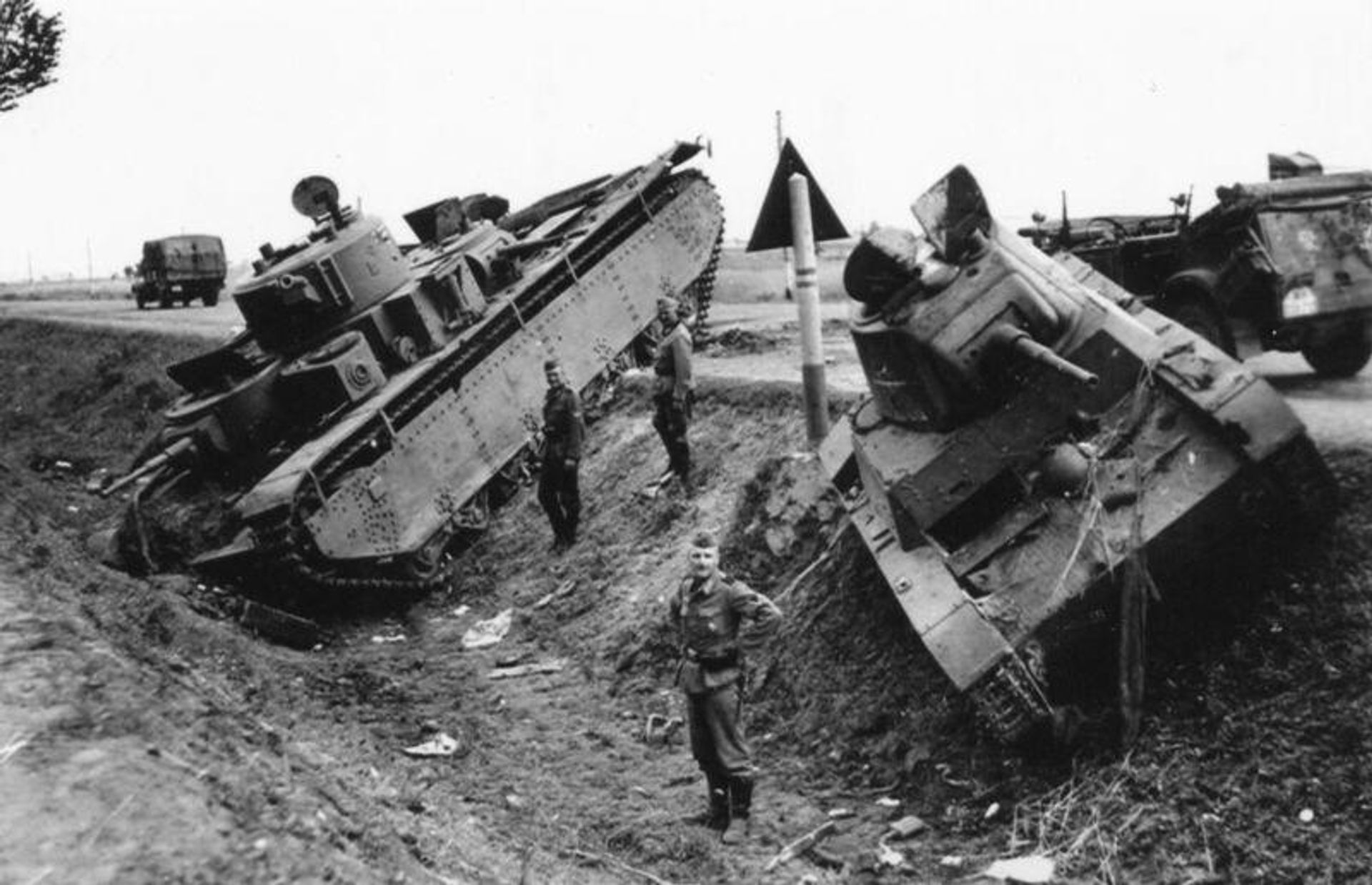 Брошенные в районе г. Дубно Волынской области танки Т-35 и Т-26 34 танковой дивизии 8-нр механизированного корпуса. Июнь 1941 года - РИА Новости, 1920, 23.06.2026