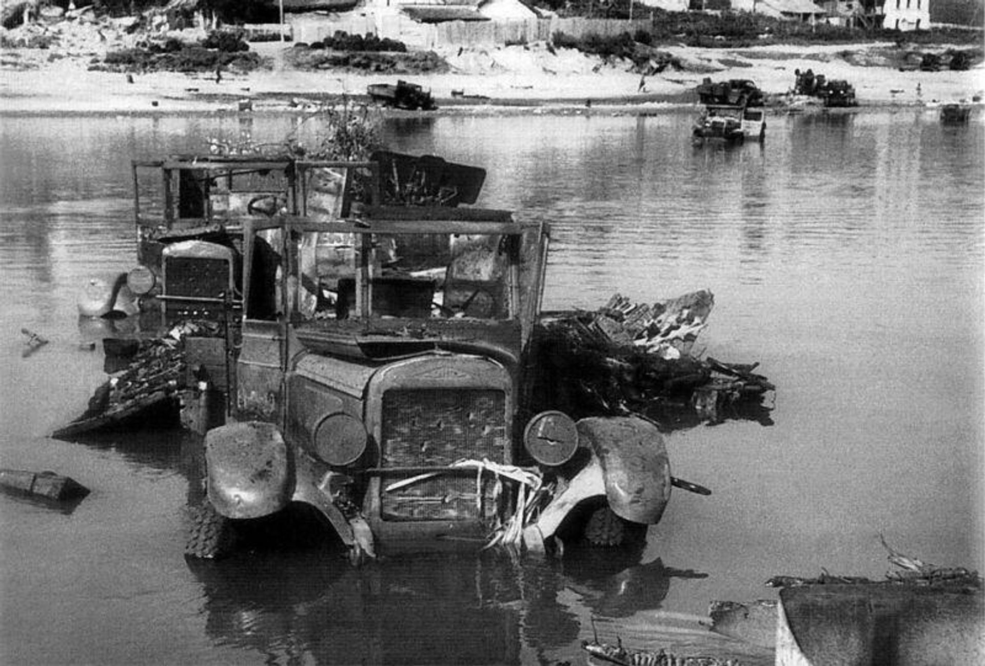 Советская автоколонна, уничтоженная немецкой авиацией под Харьковом при переправе через реку. Май 1942 года - РИА Новости, 1920, 23.06.2026