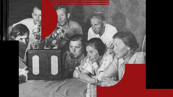 Члены колхоза Путь Ильича слушают сводку Совинформбюро, лето 1941 года Члены колхоза Путь Ильича слушают сводку Совинформбюро, лето 1941 года