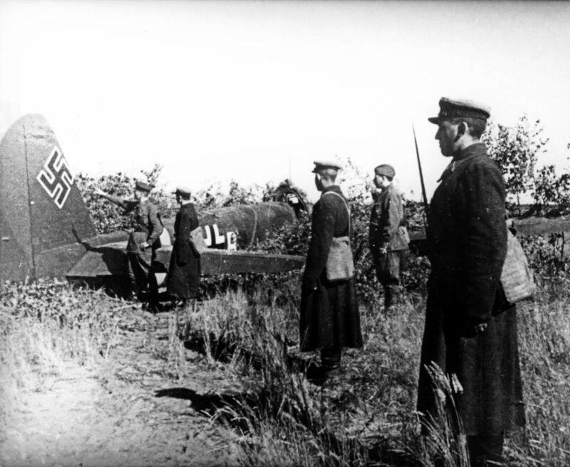 Курсанты Киевского танко-технического училища возле бомбардировщика Ju-88A-4, сбитого под Киевом в июле 1941 года - РИА Новости, 1920, 25.06.2026
