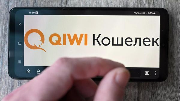 Страница сайта QIWI на экране смартфона
