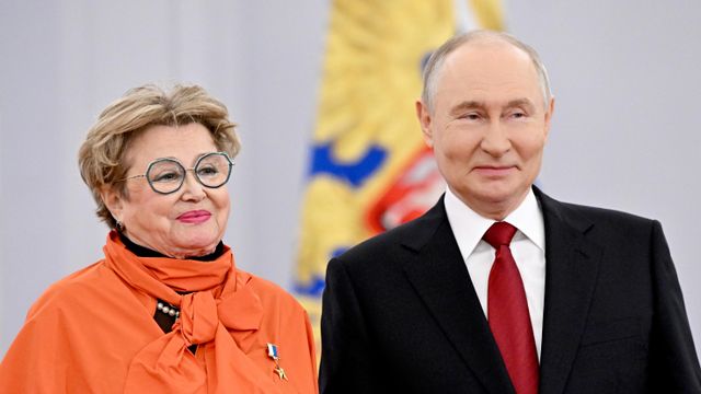 © РИА Новости . Сергей Бобылев / Вручение Госпремий РФ и медалей Героя Труда Марина Неёлова - Герой Труда. Дикий скандал среди иноагентов. И почему никто не отказался от наград?