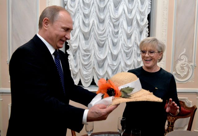 © РИА Новости . Алексей Дружинин / Рабочая поездка В.Путина в Северо-Западный федеральный округ Марина Неёлова – Герой Труда. Дикий скандал среди иноагентов. И почему никто не отказался от наград?