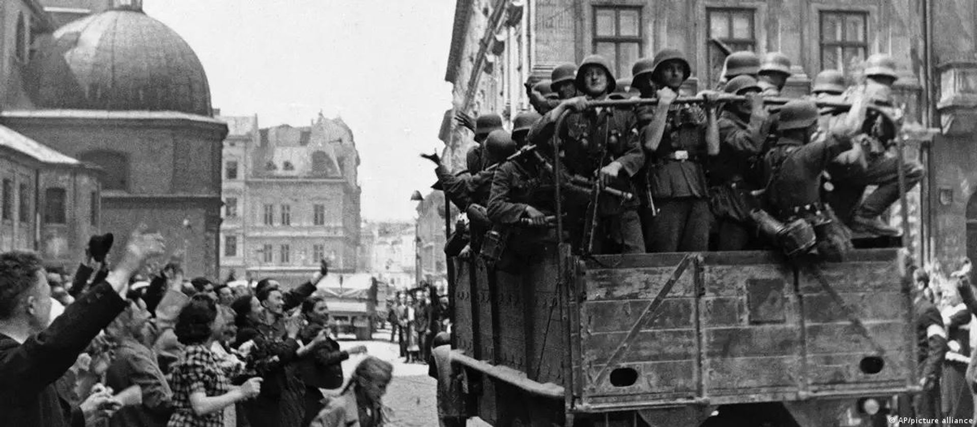 Львовяне приветствуют ввод в город дополнительного контингента немецких войск 2 июля 1941 года - РИА Новости, 1920, 29.06.2026