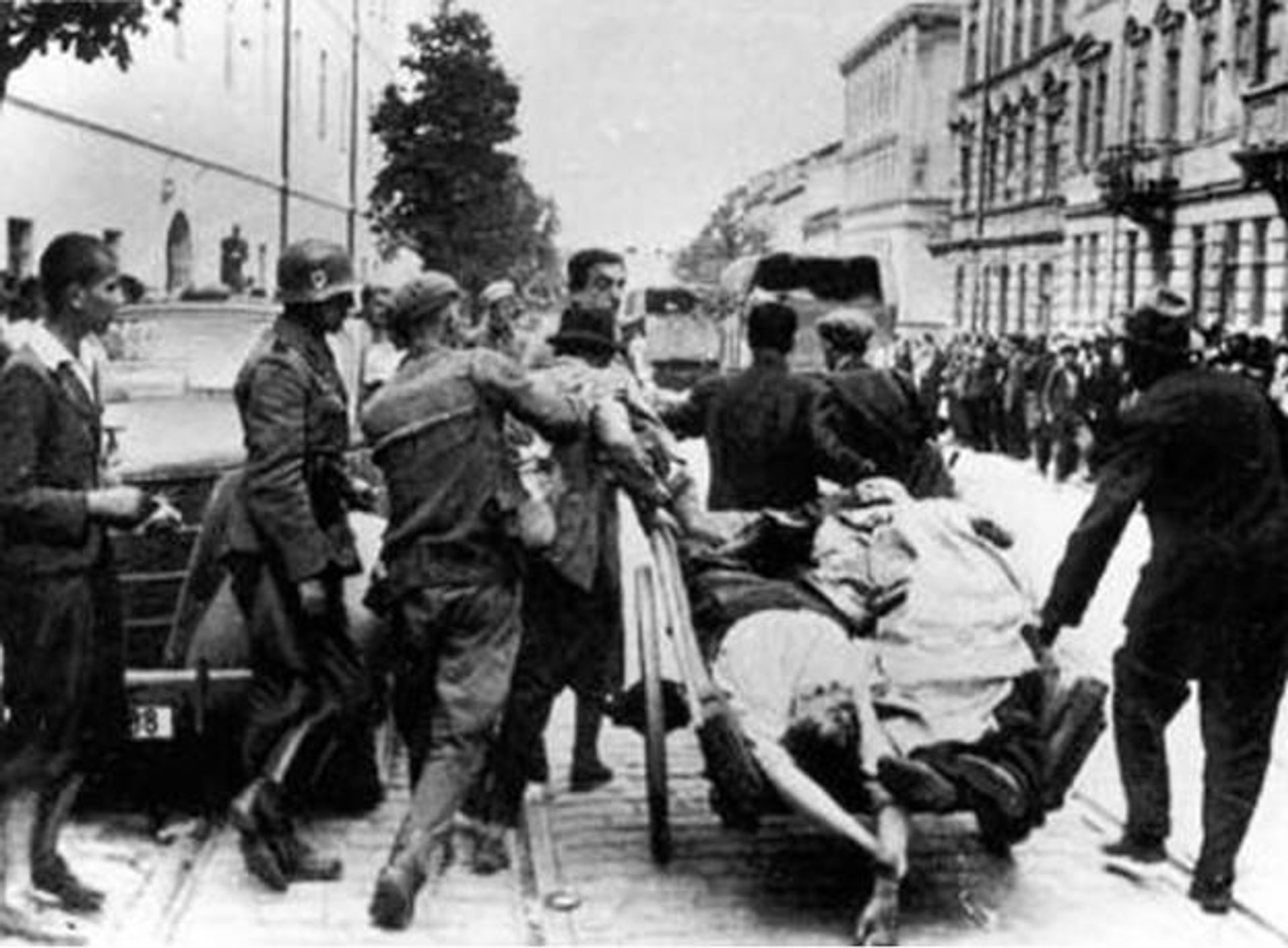 Львовский погром 1941 года. Запряжённые в телегу евреи увозят трупы расстрелянных в тюрьме  - РИА Новости, 1920, 29.06.2026