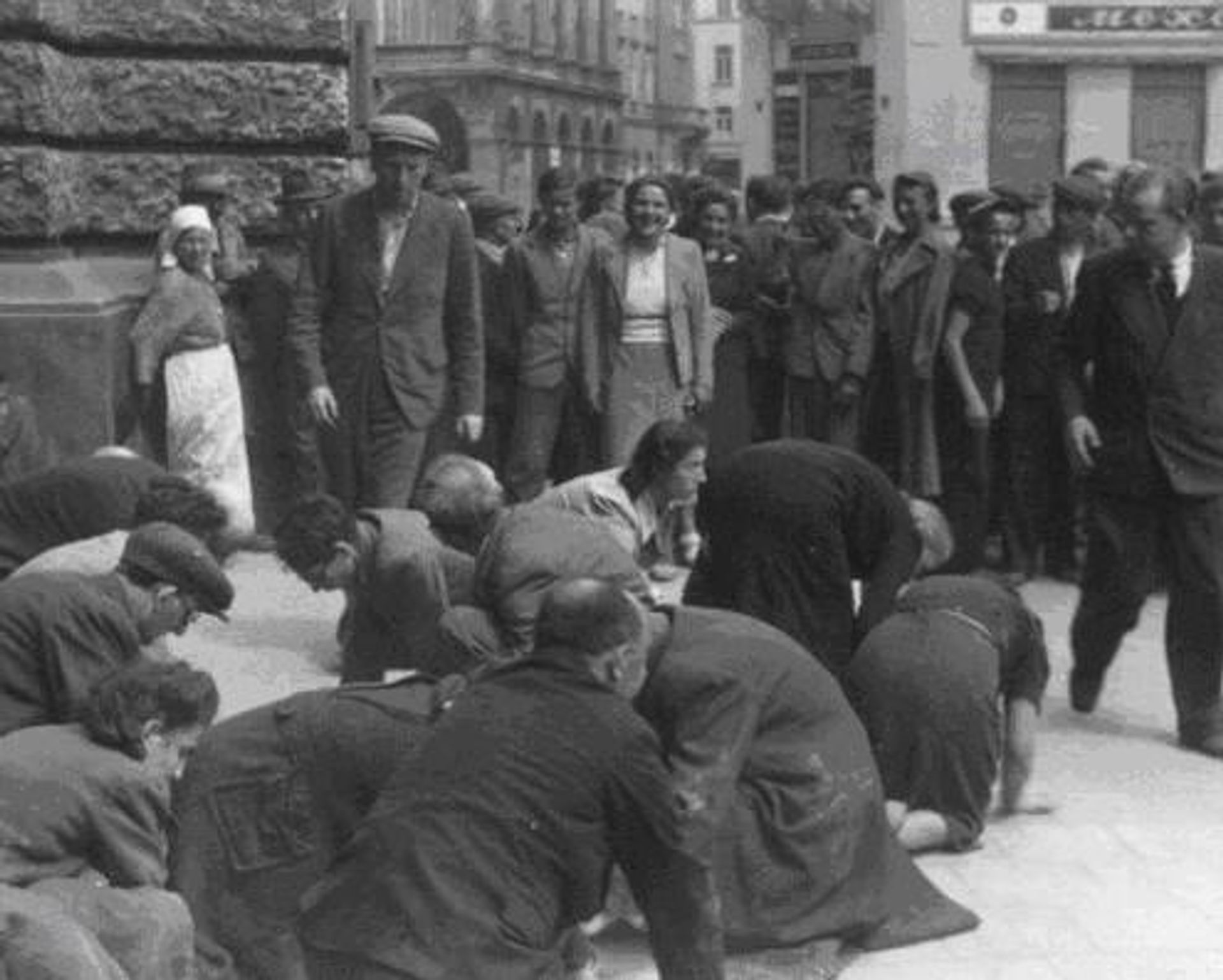 Львовский погром 1941 года. Евреи моют мостовую - РИА Новости, 1920, 29.06.2026
