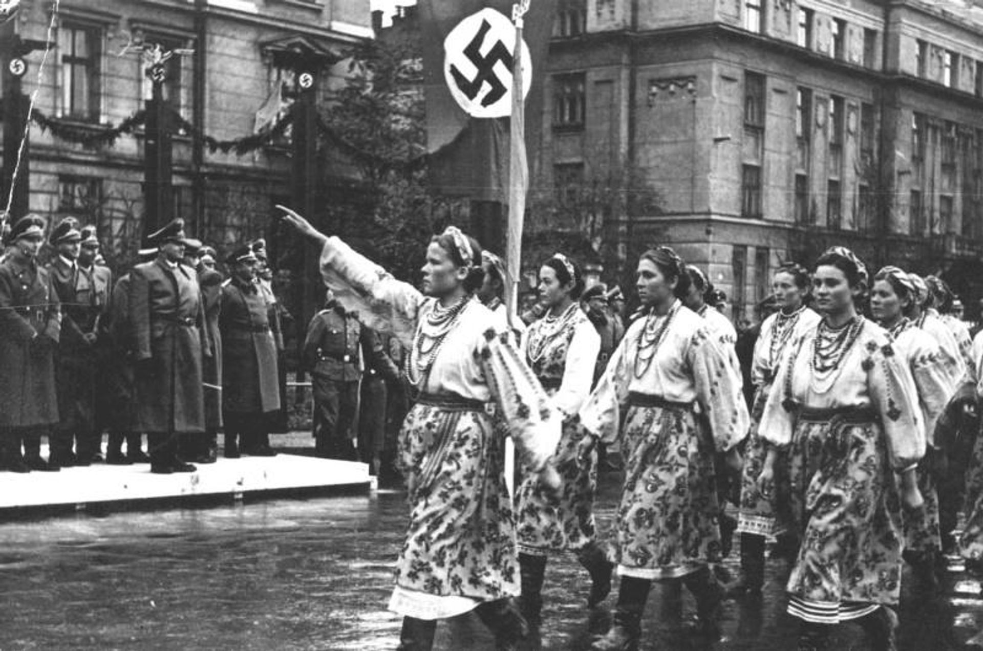 Парад в Станиславе (Ивано-Франковск) в честь визита генерал-губернатора Польши рейхсляйтера Ганса Франка, октябрь 1941 года - РИА Новости, 1920, 29.06.2026