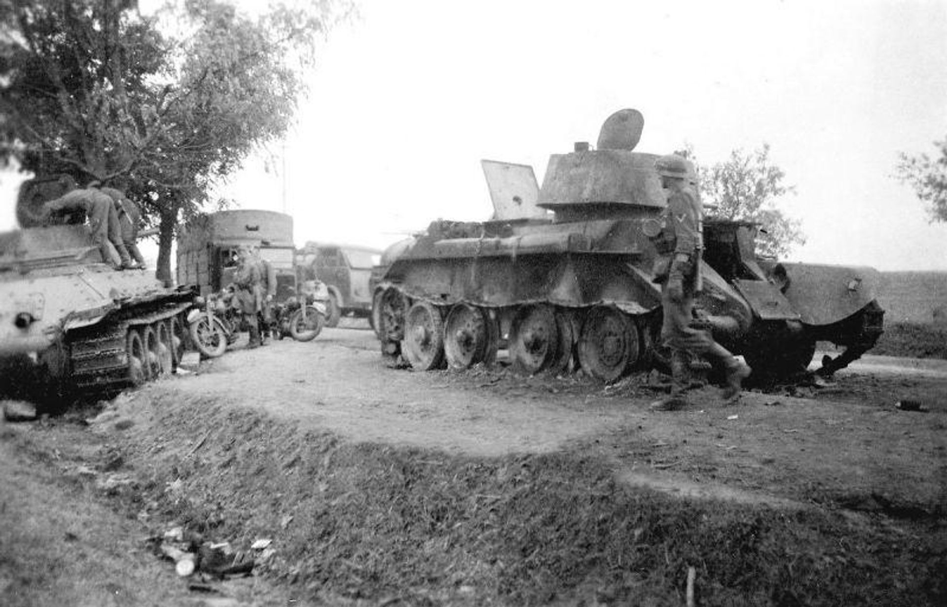 Солдаты вермахта осматривают танки T-34 и БT-7, подбитые на дороге в районе Радзехова, июнь 1941 года - РИА Новости, 1920, 29.06.2026