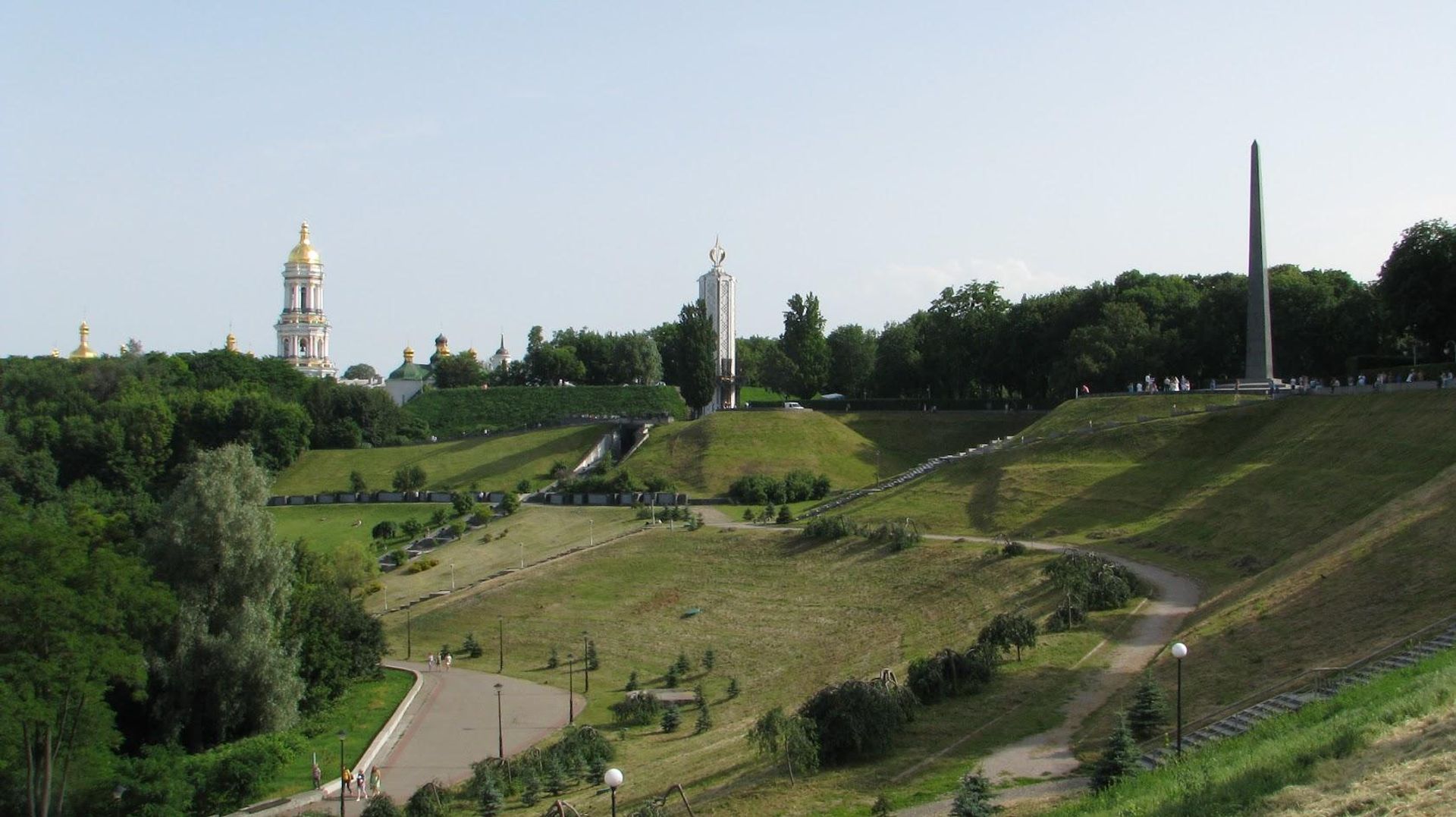 Главная лаврская колокольня, Мемориал Голодомора и Обелиск Славы в Киеве - РИА Новости, 1920, 30.06.2026