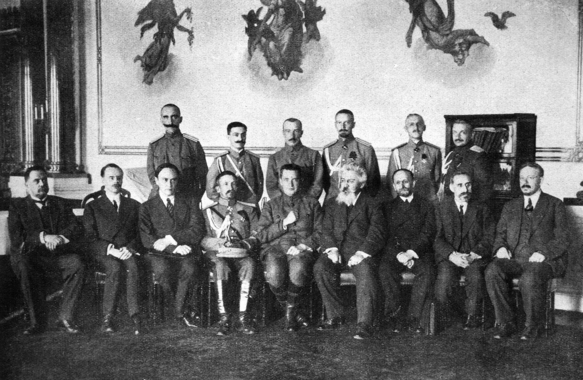Лавр Корнилов (четвёртый в первом ряду) и Александр Керенский (пятый в первом ряду) среди членов Временного правительства - РИА Новости, 1920, 01.07.2026