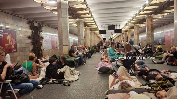 Киевское метро уже наполнилось людьми, собирающимися пережидать там ночь