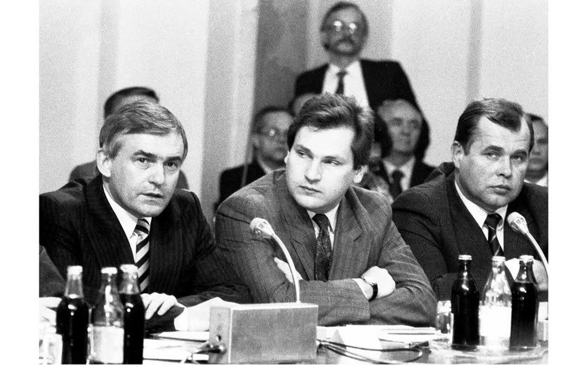 Лешек Миллер, Александр Квасьневский и Влодзимеж Цимошевич на заседании Круглого стола 6 февраля 1989 года - РИА Новости, 1920, 02.07.2026