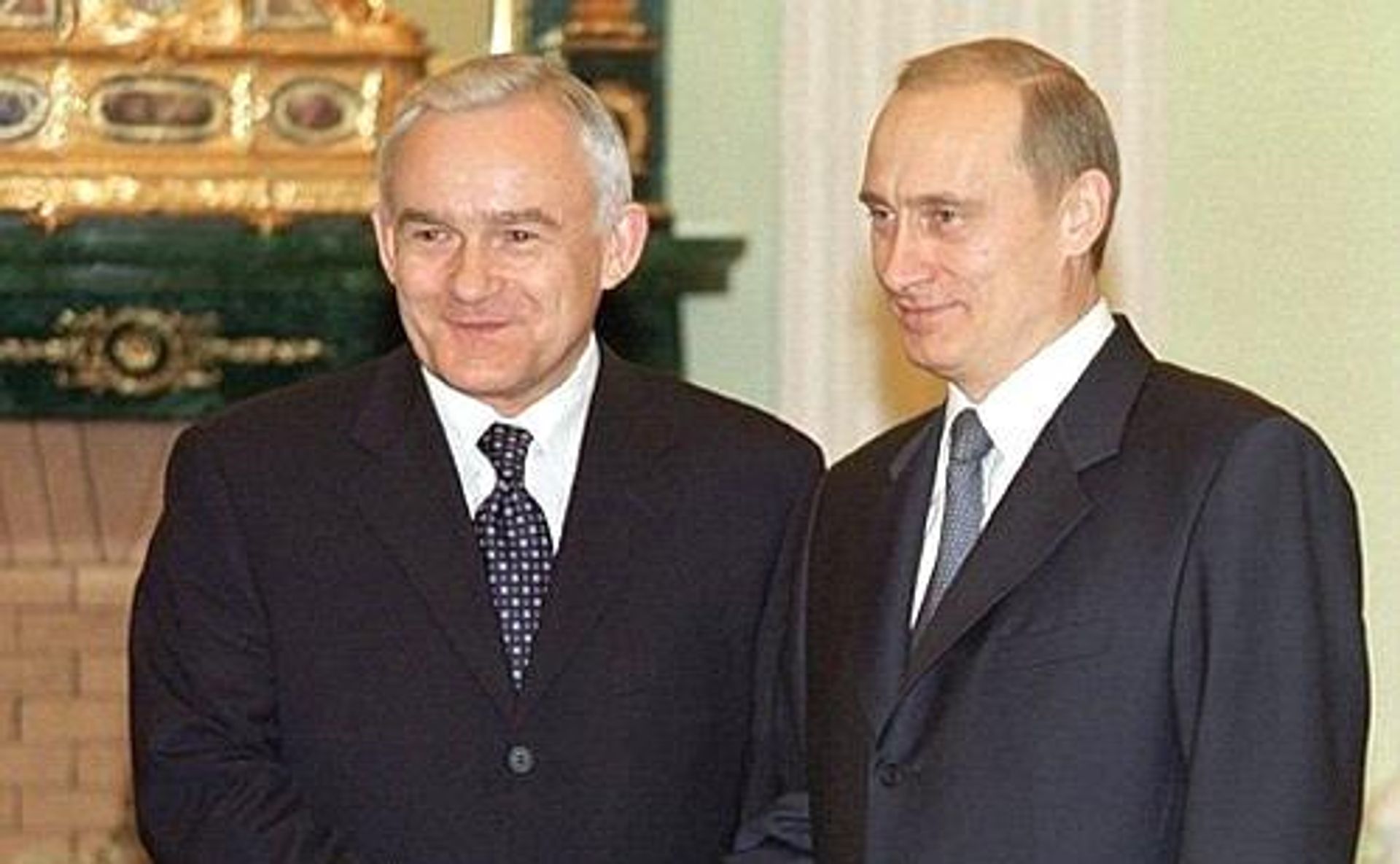 Лешек Миллер и Владимир Путин, Москва, 20 декабря 2001 года - РИА Новости, 1920, 02.07.2026