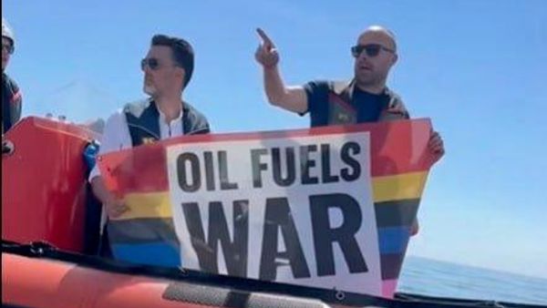 Российский корвет отогнал лодки Greenpeace* и немецкую береговую охрану от танкера с нефтью Российский корвет отогнал лодки Greenpeace* и немецкую береговую охрану от танкера с нефтью