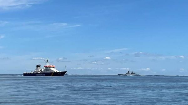 Российский корвет отогнал лодки Greenpeace* и немецкую береговую охрану от танкера с нефтью Российский корвет отогнал лодки Greenpeace* и немецкую береговую охрану от танкера с нефтью