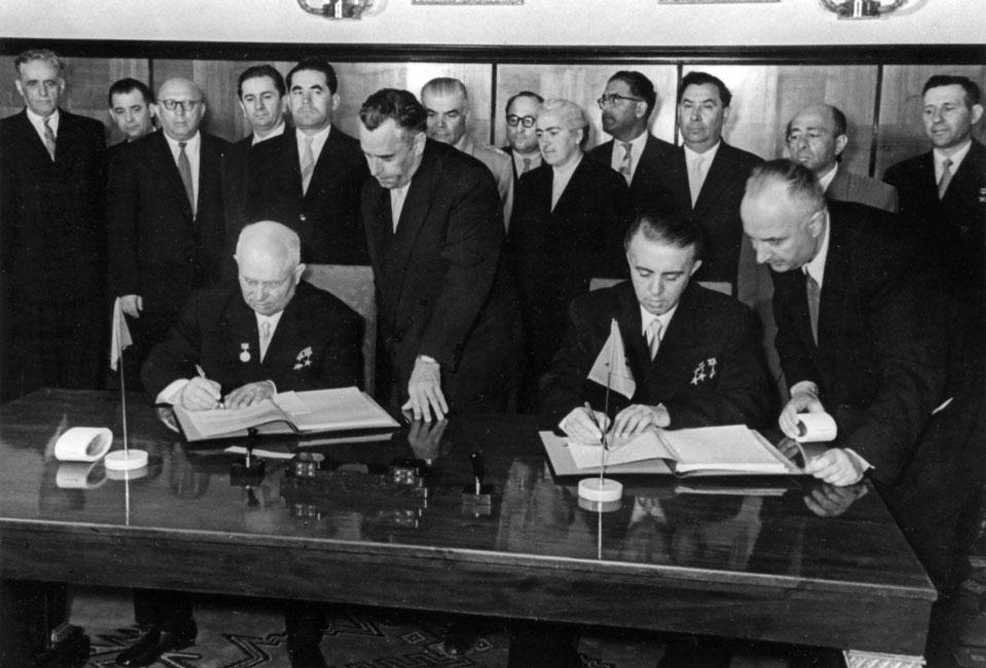 Никита Хрущёв и Энвер Ходжа, 1959 год Никита Хрущёв и Энвер Ходжа, 1959 год - РИА Новости, 1920, 04.07.2026