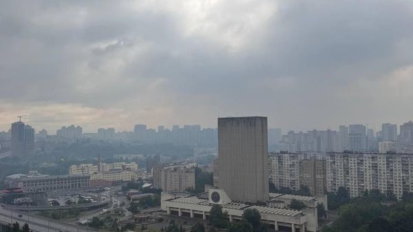 Жители некоторых районов Киева жалуются на дым и едкий запах, пишут СМИ