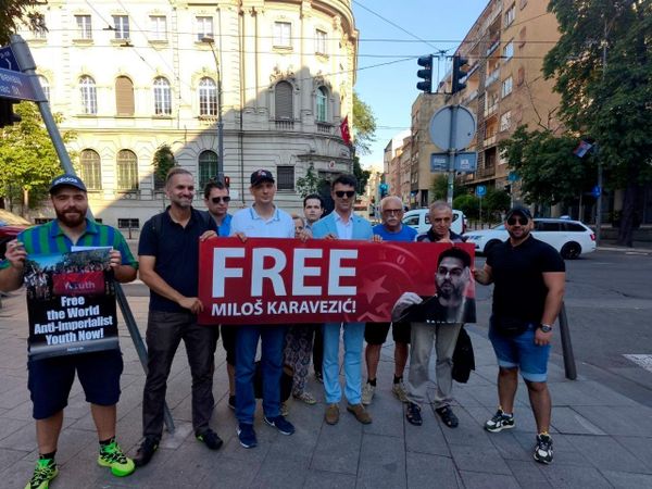 Сербы у посольства Турции требуют освобождения Милоша Каравезича