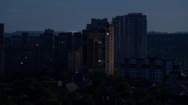 На месте одного из ударов разгорается пожар, а в некоторых районах Киева пропал свет