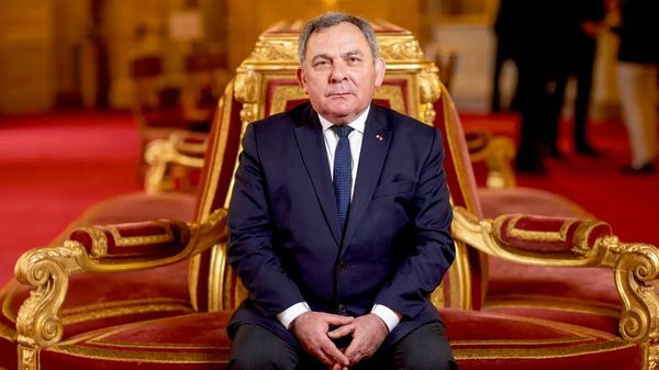 парижский сенатор Франсис Шпинера во время интервью газете Le Figaro в Сенате