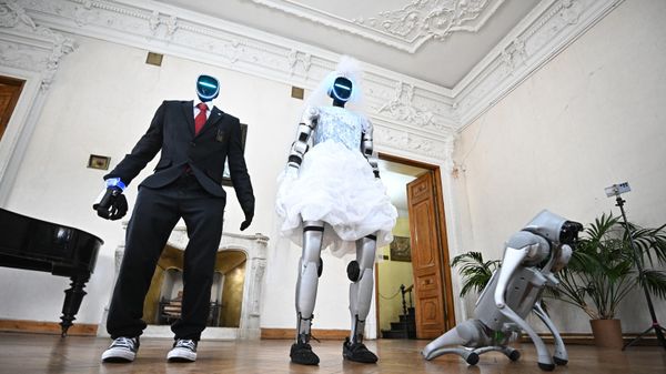 Церемония бракосочетания роботов в Москве Церемония бракосочетания роботов в Москве