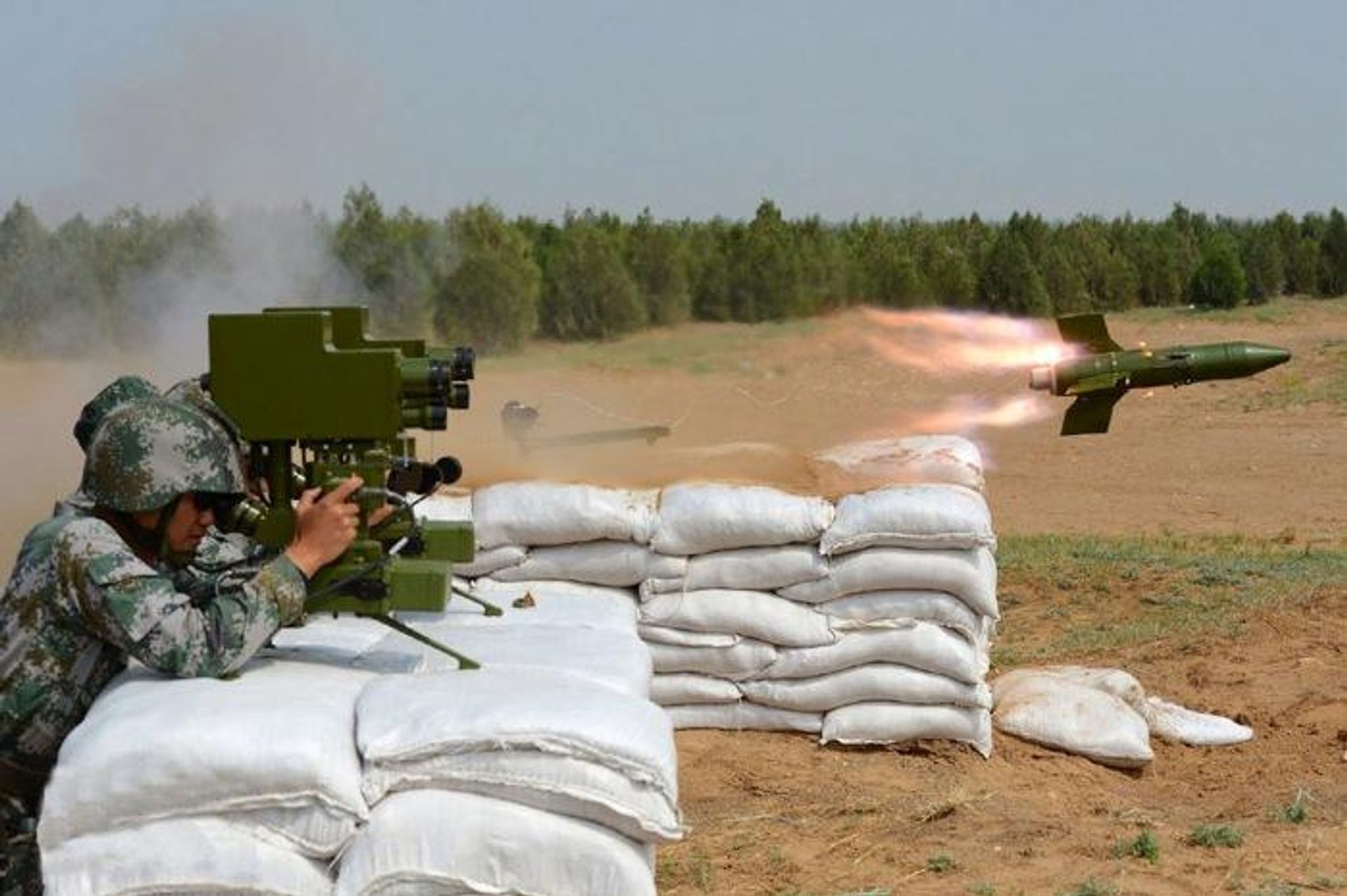 Пуск ракеты ПТРК HJ-73 (копия ПТРК Малютка) Народно-освободительной армии Китая - РИА Новости, 1920, 11.07.2026