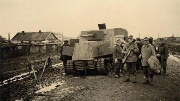 Венгерские гонведы рядом с брошенным бронетрактором ХТЗ-16. Окраина Харькова, осень 1941 года 
