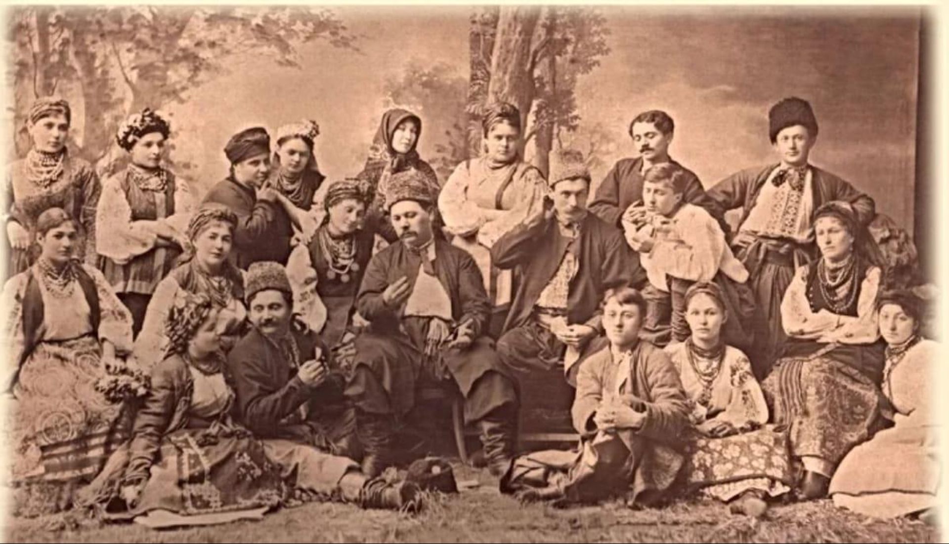 Театр корифеев, 1886 год. На фото присутствуют Марк Кропивницкий (в центре), Мария Заньковецкая (сидит на земле слева внизу), Николай Садовский (справа от Кропивницкого), Панас Саксаганский (рядом с Заньковецкой) Театр корифеев, 1886 год. На фото присутствуют Марк Кропивницкий (в центре), Мария Заньковецкая (сидит на земле слева внизу), Николай Садовский (справа от Кропивницкого), Панас Саксаганский (рядом с Заньковецкой) - РИА Новости, 1920, 15.07.2026