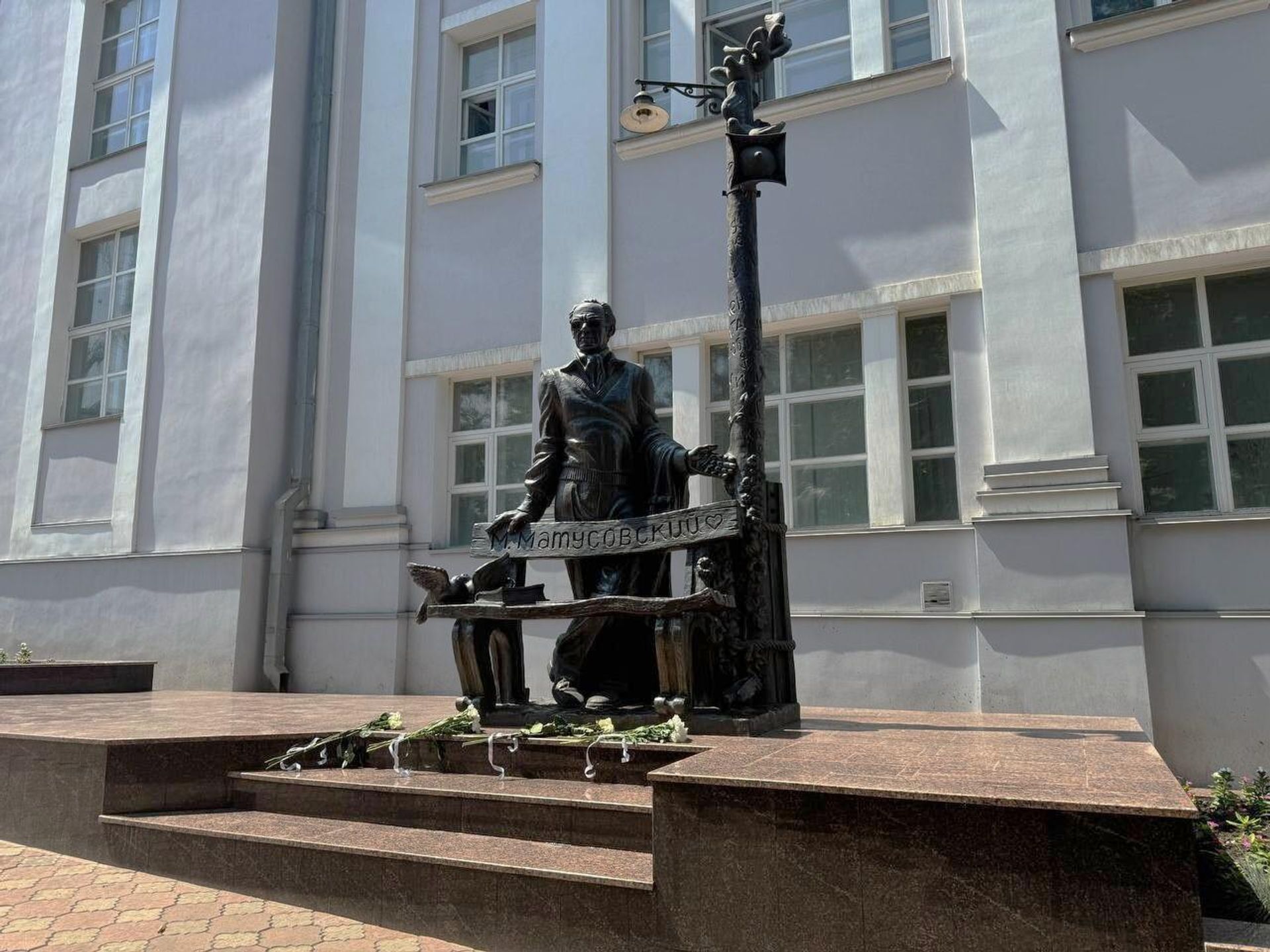 Памятник Михаилу Матусовскому в Луганске Памятник Михаилу Матусовскому в Луганске - РИА Новости, 1920, 16.07.2026